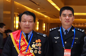 ?？谑泄簿诸I(lǐng)導(dǎo)與“全國十佳保安員”李忠定合影留念